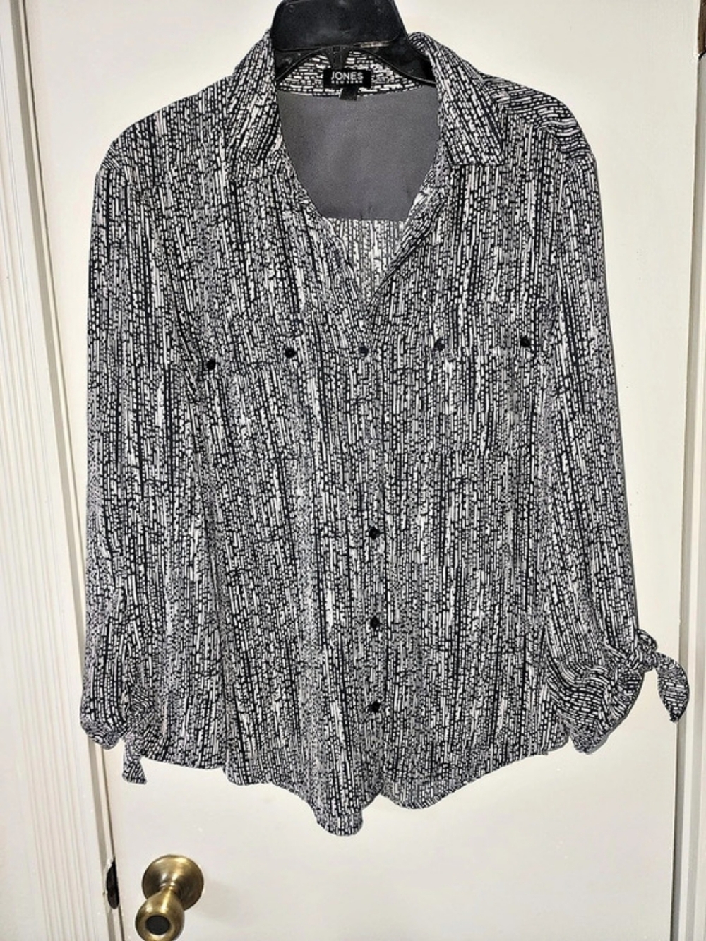 Elegant Style Jones New York Abstract Blouse in Gray Black & White
